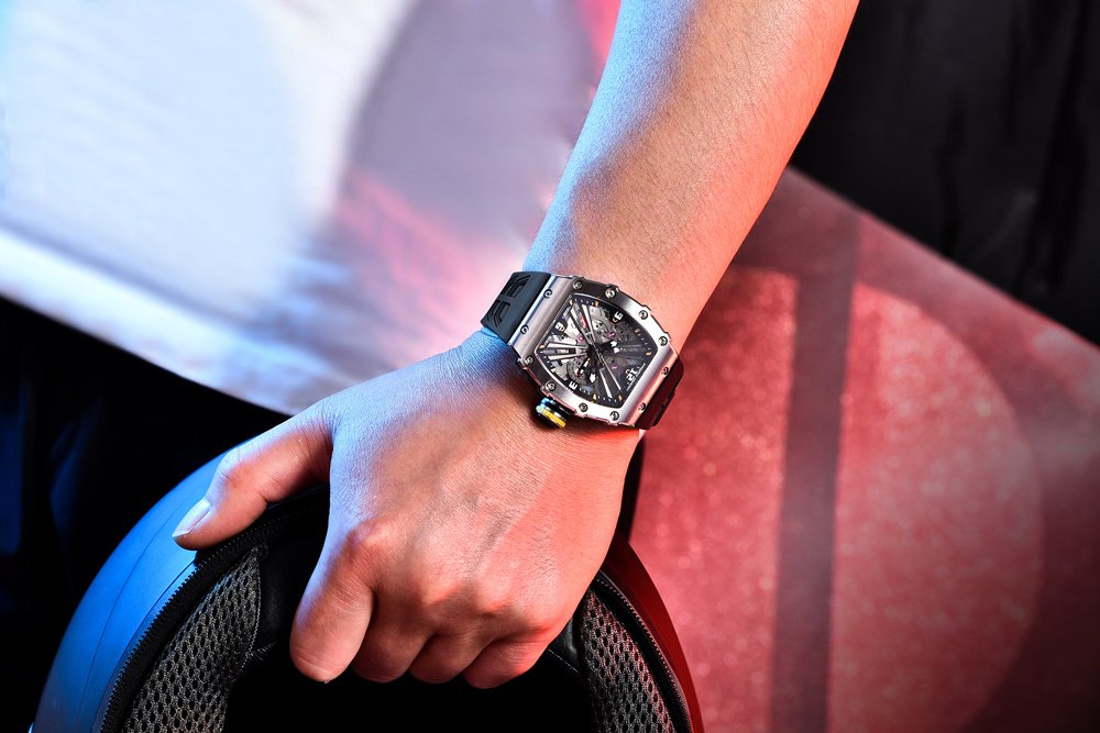 Square Non-Mechanical Quartz Watch with Luminous Calendar.